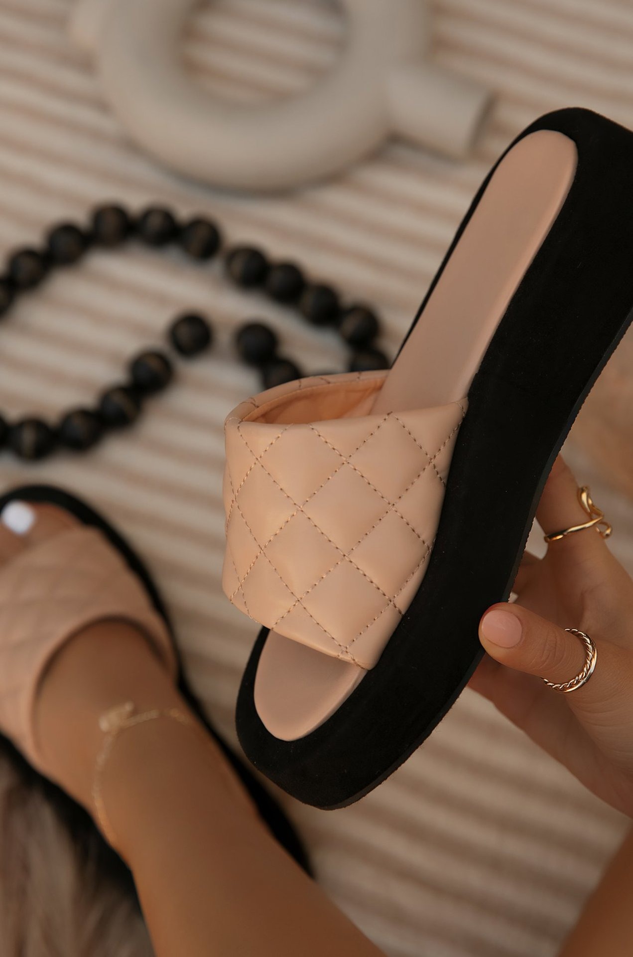 Новые тапочки, женские тапочки в металлическом стиле, тапочки на толстой подошве, оптовая продажа, тапочки с блестками, одно слово